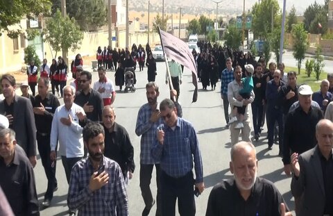 تصاویر /پیاده‌روی جاماندگان‌ اربعین حسینی در شهر بدره