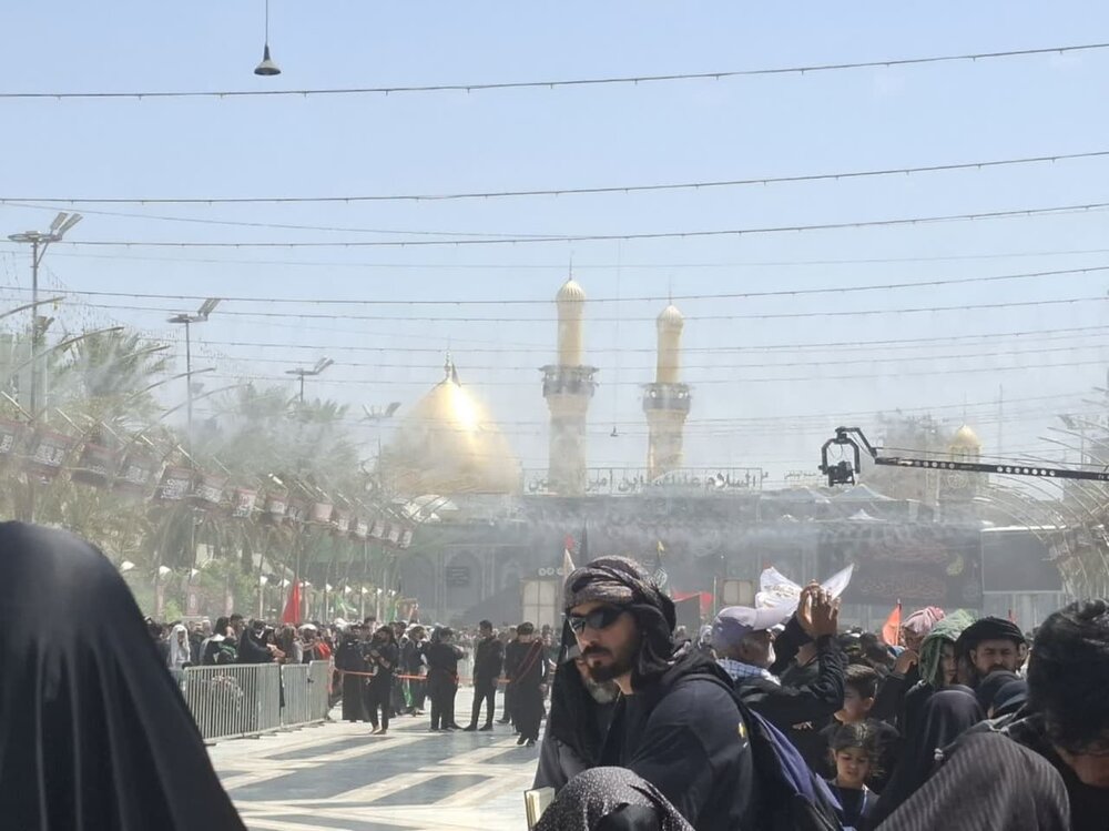 فیلم| عزاداری زائرین اربعین حسینی در بین الحرمین