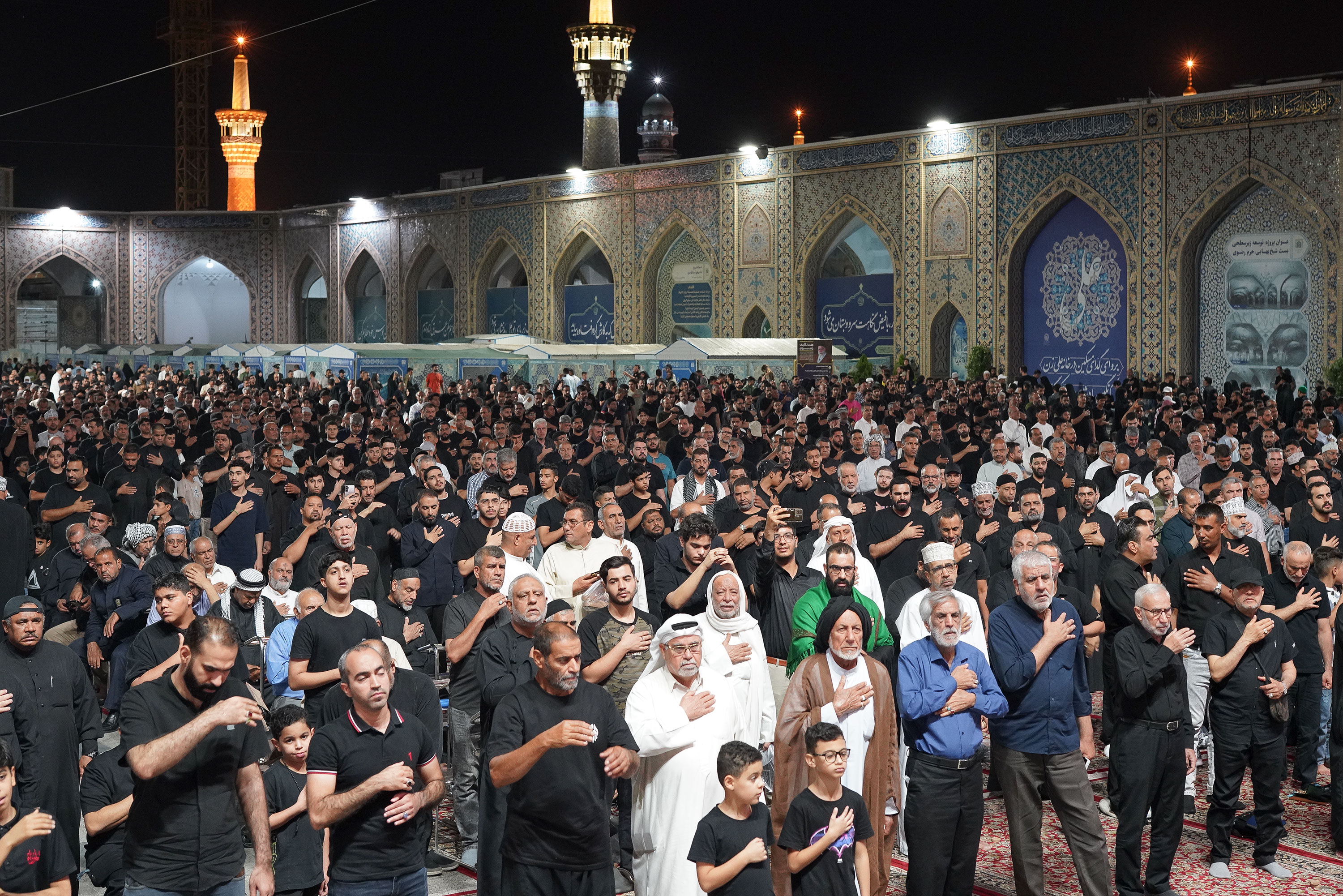 إحياء ليلة الأربعين الحسيني بمراسم عزاء حاشدة للزائرين العرب في الحرم الرضوي + صور