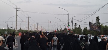 حضور پرشور مردم قم در پیاده‌روی جاماندگان اربعین / مؤمنی: رستگاری در گرو ارتباط حقیقی با امام زمان (عج) است