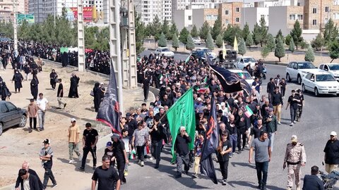 تصاویر / تصاویری از حضور مردم شهرستان های استان قزوین در مراسم دلدادگان اربعین حسینی
