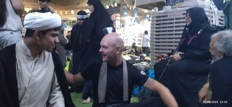 تصاویر/ فعالیت مبلغ بین الملل حوزه علمیه آذربایجان شرقی در مراسم پیاده روی اربعین