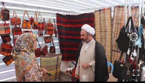 فیلم| بازدید امام جمعه ایلام  از غرفه‌های صنایع دستی