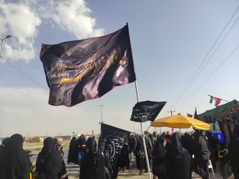 تصاویر/فعالیت مبلغین موسسه آموزش عالی ریحانة النبی اراک در موکب پیاده روی اربعین