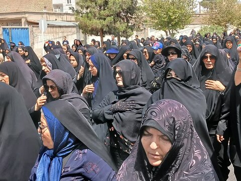 تصاویری از حضور کادر و طلاب موسسه آموزش عالی ریحانه الرسول ساوه در کاروان پیاده‌روی جاماندگان اربعین حسینی