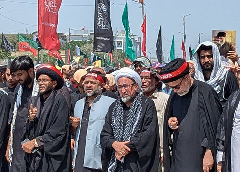 اربعین حسینیؑ، آئی ایس او کراچی کے تحت مرکزی جلوس میں مولانا ناظر تقوی کی زیر اقتداء نماز باجماعت