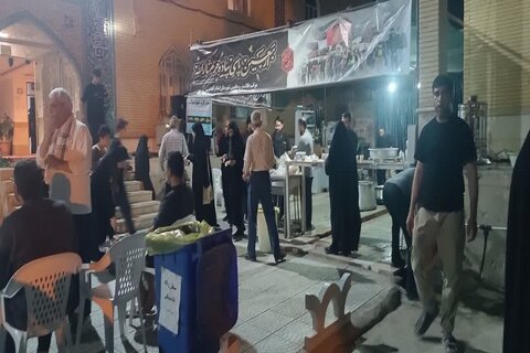 تصاویر/ خدمات رسانی به زائران اربعین حسینی(ع) در مدرسه علمیه امام خمینی(ره) اسلام آباد غرب