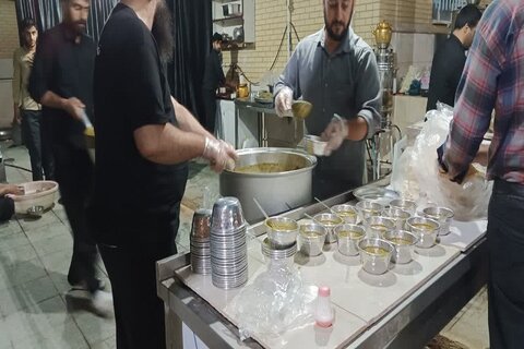 تصاویر/ خدمات رسانی به زائران اربعین حسینی(ع) در مدرسه علمیه امام خمینی(ره) اسلام آباد غرب