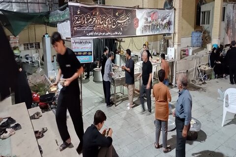 تصاویر/ خدمات رسانی به زائران اربعین حسینی(ع) در مدرسه علمیه امام خمینی(ره) اسلام آباد غرب