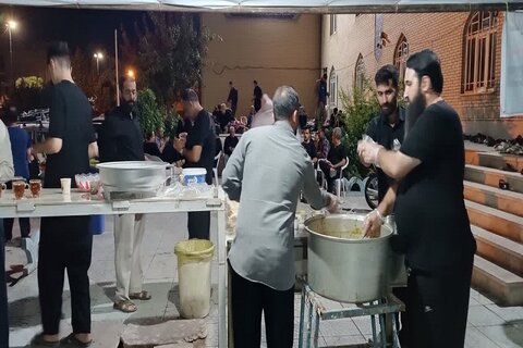تصاویر/ خدمات رسانی به زائران اربعین حسینی(ع) در مدرسه علمیه امام خمینی(ره) اسلام آباد غرب