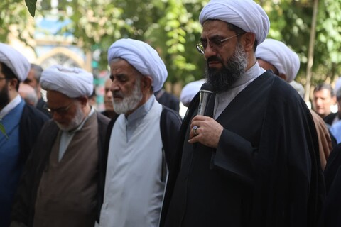 تصاویر / اقامه نماز میت بر پیکر مرحوم حجت الاسلام والمسلمین بهرامی نوید توسط امام جمعه همدان