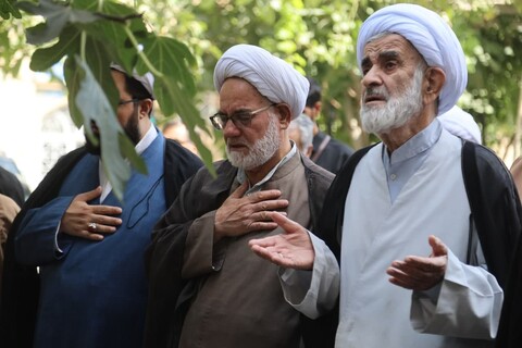 تصاویر / اقامه نماز میت بر پیکر مرحوم حجت الاسلام والمسلمین بهرامی نوید توسط امام جمعه همدان