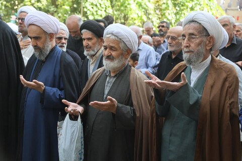 تصاویر / اقامه نماز میت بر پیکر مرحوم حجت الاسلام والمسلمین بهرامی نوید توسط امام جمعه همدان