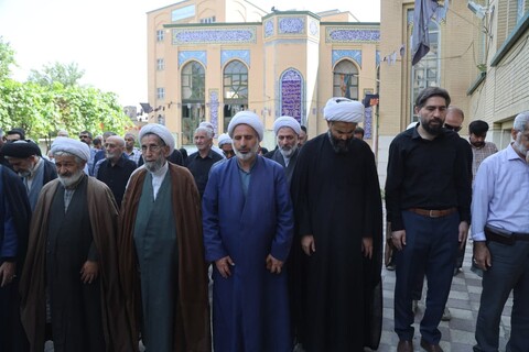 تصاویر / اقامه نماز میت بر پیکر مرحوم حجت الاسلام والمسلمین بهرامی نوید توسط امام جمعه همدان