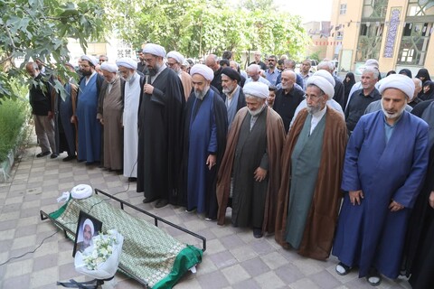 تصاویر / اقامه نماز میت بر پیکر مرحوم حجت الاسلام والمسلمین بهرامی نوید توسط امام جمعه همدان