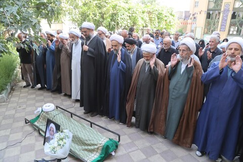 تصاویر / اقامه نماز میت بر پیکر مرحوم حجت الاسلام والمسلمین بهرامی نوید توسط امام جمعه همدان