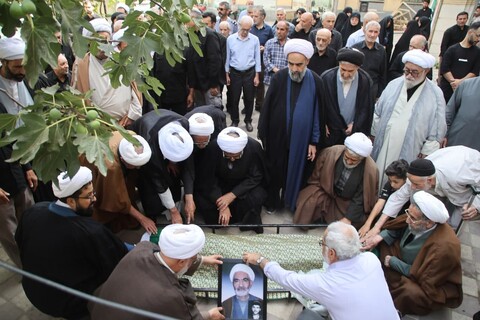 تصاویر / اقامه نماز میت بر پیکر مرحوم حجت الاسلام والمسلمین بهرامی نوید توسط امام جمعه همدان