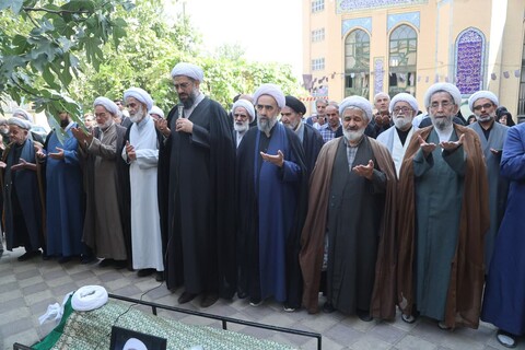 تصاویر / اقامه نماز میت بر پیکر مرحوم حجت الاسلام والمسلمین بهرامی نوید توسط امام جمعه همدان