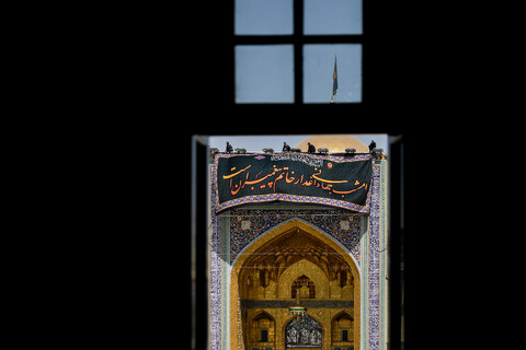 تصاویر/ کتیبه آرایی اماکن متبرکه رضوی در دهه پایانی ماه صفر