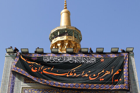 تصاویر/ کتیبه آرایی اماکن متبرکه رضوی در دهه پایانی ماه صفر