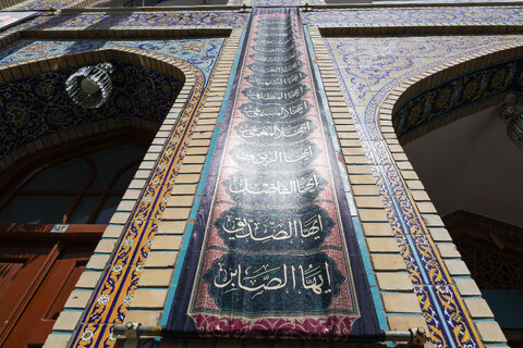 تصاویر/ کتیبه آرایی اماکن متبرکه رضوی در دهه پایانی ماه صفر