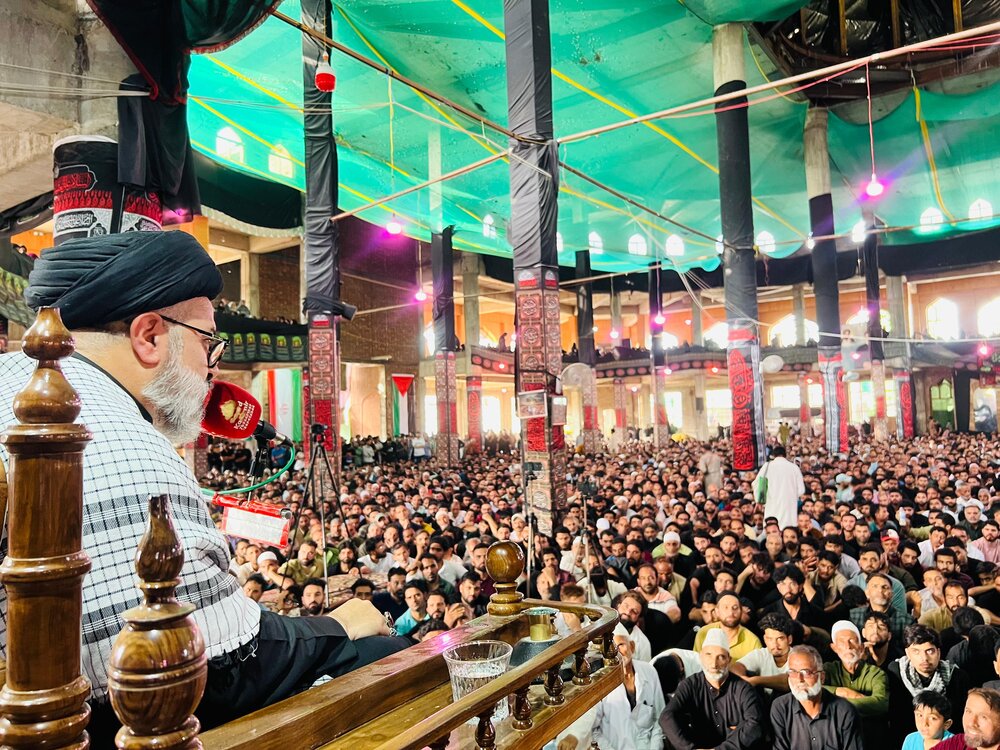 روحانی کشمیری: با عمل به سیره امام حسین علیه السلام زندگی خود را اصلاح کنیم