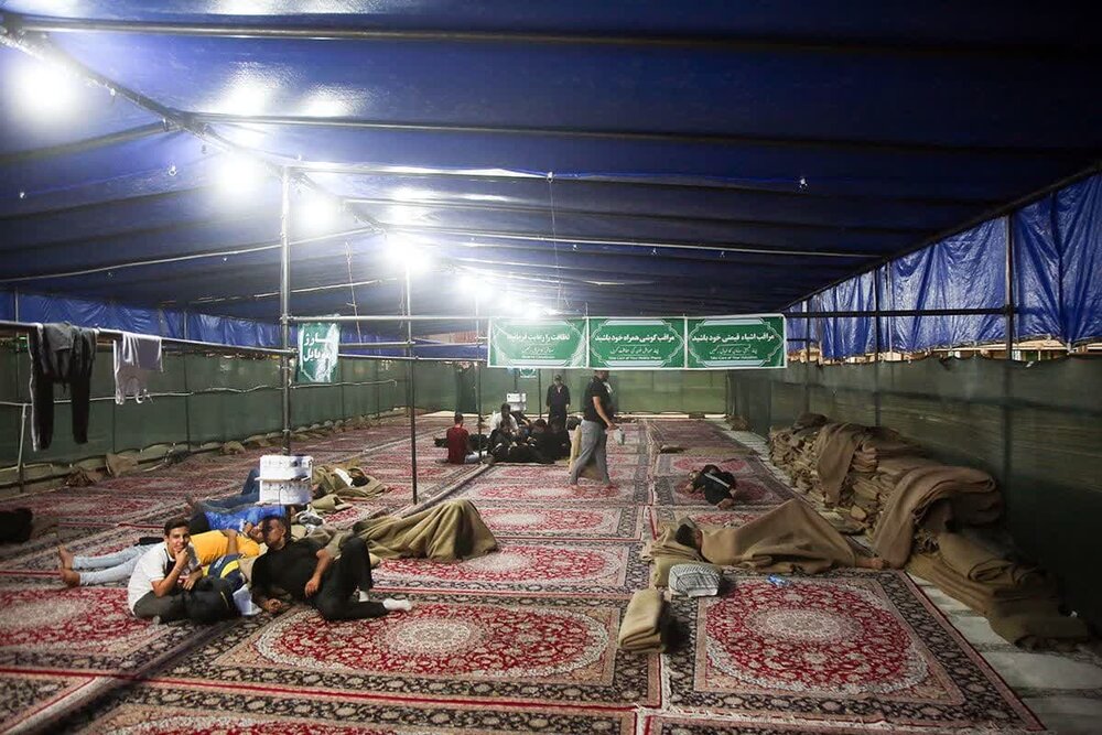 حضور پرشور زائران و استمرار خدمت‌رسانی موکب‌های حرم قم تا پایان ماه صفر