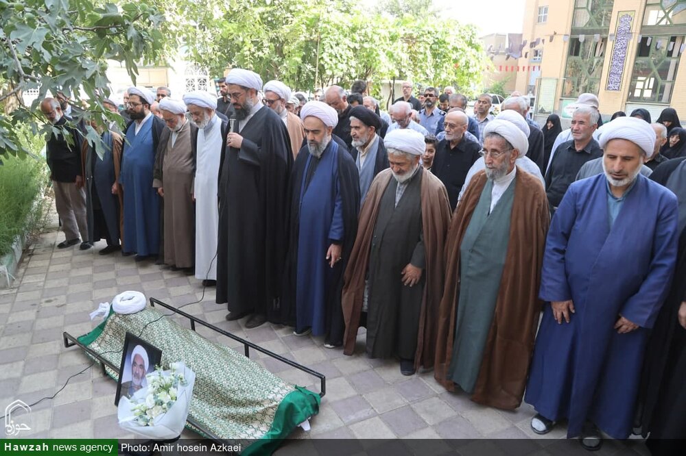 تصاویر / اقامه نماز میت بر پیکر مرحوم حجت الاسلام والمسلمین بهرامی نوید توسط امام جمعه همدان