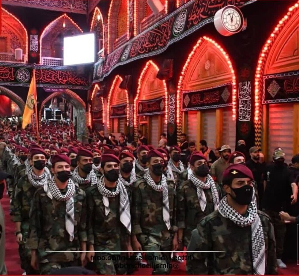 कर्बला में अरबईन की रात को सय्यद उश शोहदा बटालियन की वार्षिक सैन्य परेड, प्रतिरोध की एकता और शक्ति का प्रदर्शन