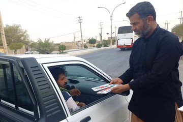 توزیع بیش از ۲هزار جلد کتاب میان زائران اربعین در استان بوشهر+ عکس