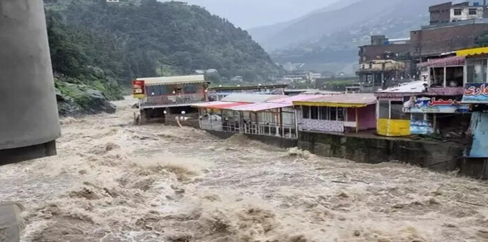 पाकिस्तान में भारी बारिश से बाढ़, 300 से अधिक लोगों की मौत