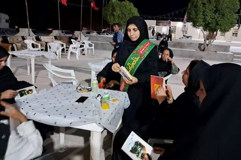 توزیع بیش از ۲ هزار جلد کتاب میان زائران اربعین در استان بوشهر+ عکس