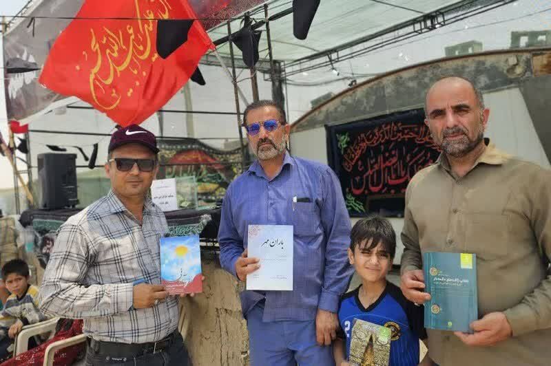 توزیع بیش از ۲ هزار جلد کتاب میان زائران اربعین در استان بوشهر+ عکس