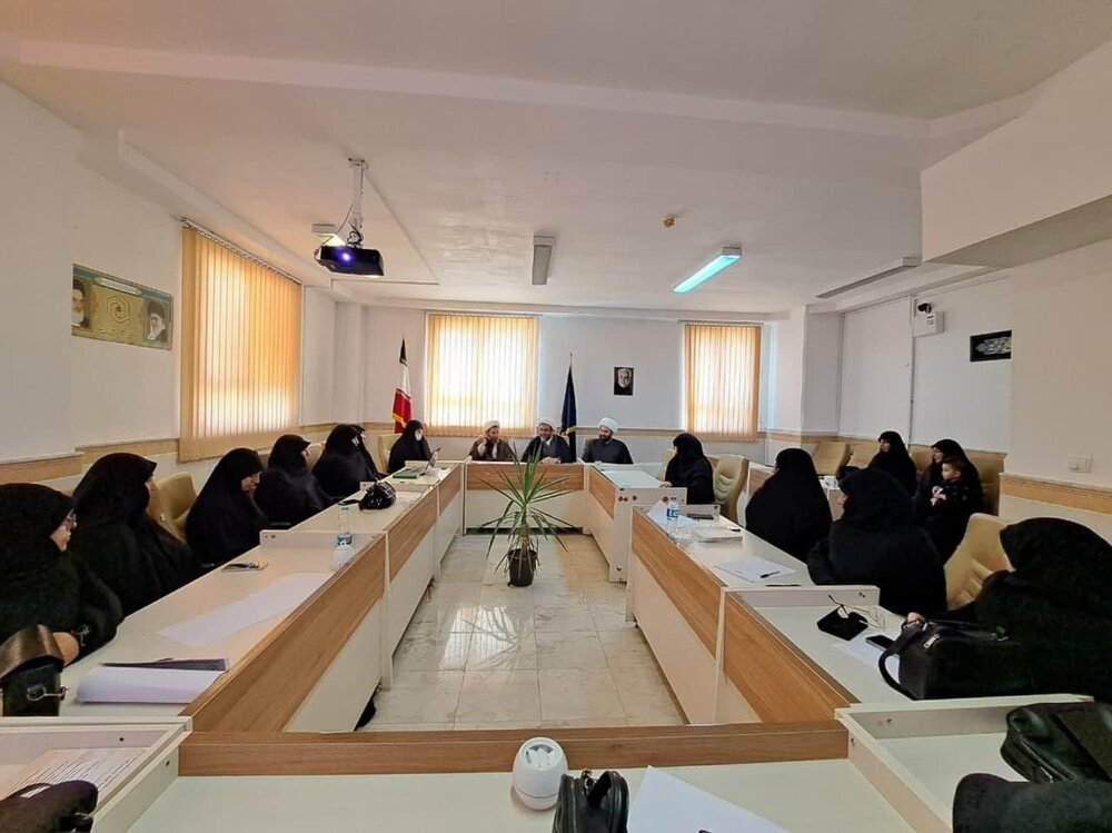 حوزویان محتوای غنی را در اختیار مردم بگذارند