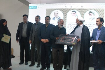 تصاویر/ تجلیل از خانواده شهید امیری از شهدای کرمانی جنگ تحمیلی ۱۲ روزه