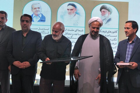 تصاویر/ تجلیل از خانواده شهید امیری از شهدای کرمانی جنگ تحمیلی ۱۲ روزه