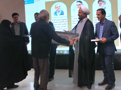 تصاویر/ تجلیل از خانواده شهید امیری از شهدای کرمانی جنگ تحمیلی ۱۲ روزه