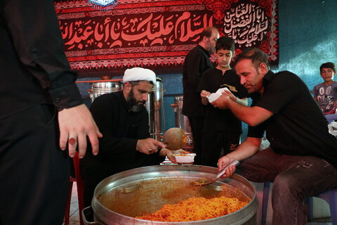 تصاویر/  پذیرایی و اسکان زائرین اربعین حسینی در موکب امامزاده سیدجمال‌الدین (ع) قم