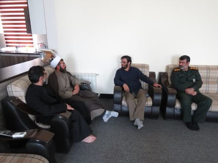 دیدار مسئولان کنگان با روحانی آزاده دفاع مقدس