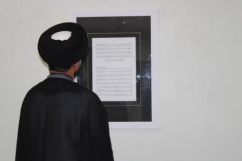 عکس / رونمایی از قرآن کتابت شده هنرمند چهارمحال و بختیاری