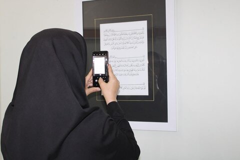 عکس / رونمایی از قرآن کتابت شده هنرمند چهارمحال و بختیاری