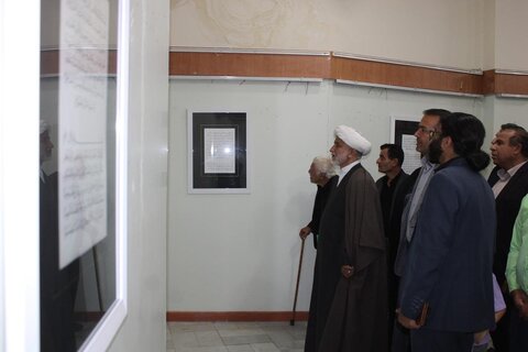 عکس / رونمایی از قرآن کتابت شده هنرمند چهارمحال و بختیاری