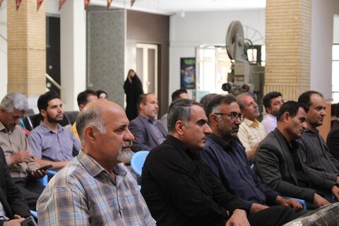 عکس / رونمایی از قرآن کتابت شده هنرمند چهارمحال و بختیاری