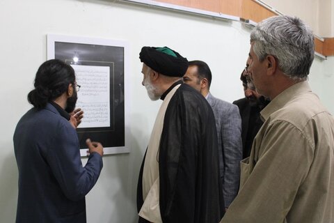 عکس / رونمایی از قرآن کتابت شده هنرمند چهارمحال و بختیاری