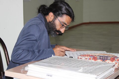 عکس / رونمایی از قرآن کتابت شده هنرمند چهارمحال و بختیاری