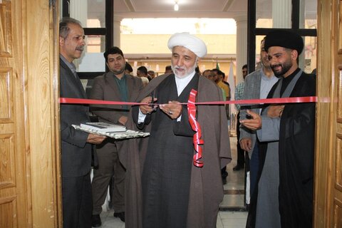 عکس / رونمایی از قرآن کتابت شده هنرمند چهارمحال و بختیاری