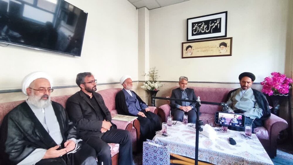 دیدار رییس مرکز خدمات حوزه با خانواده شهید رشید