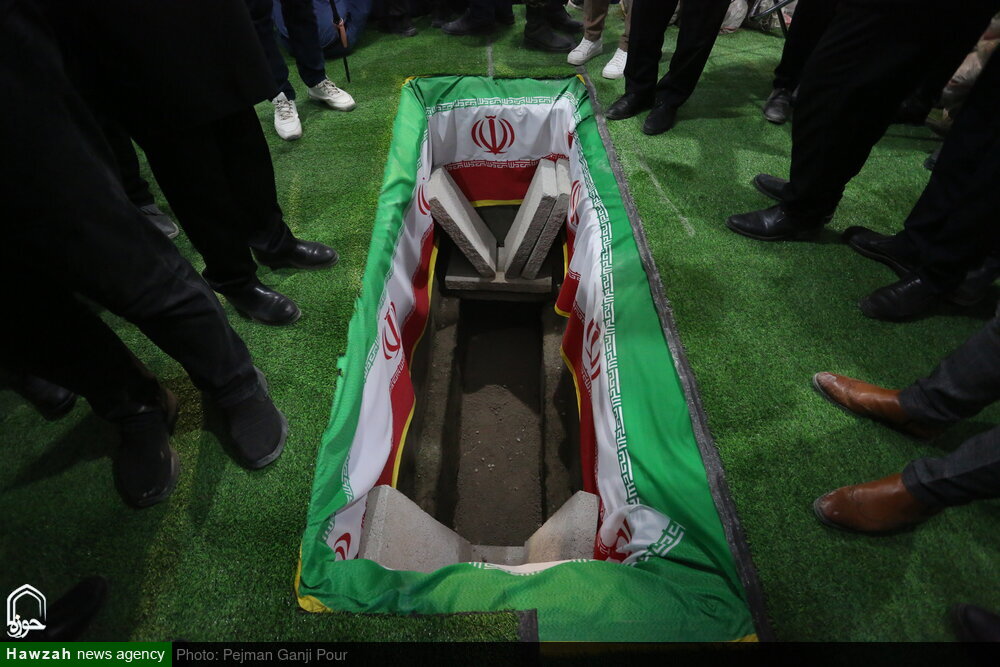 فیلم| آرام گرفتن پیکر استاد فرشچیان در خانه ابدی