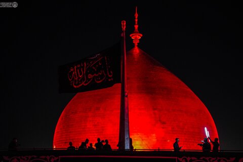 رَفْع راية الحزن لإحياء ذكرى شهادة الرسول الأعظم (ص) في العتبة العلوية