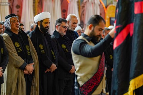 رَفْع راية الحزن لإحياء ذكرى شهادة الرسول الأعظم (ص) في العتبة العلوية